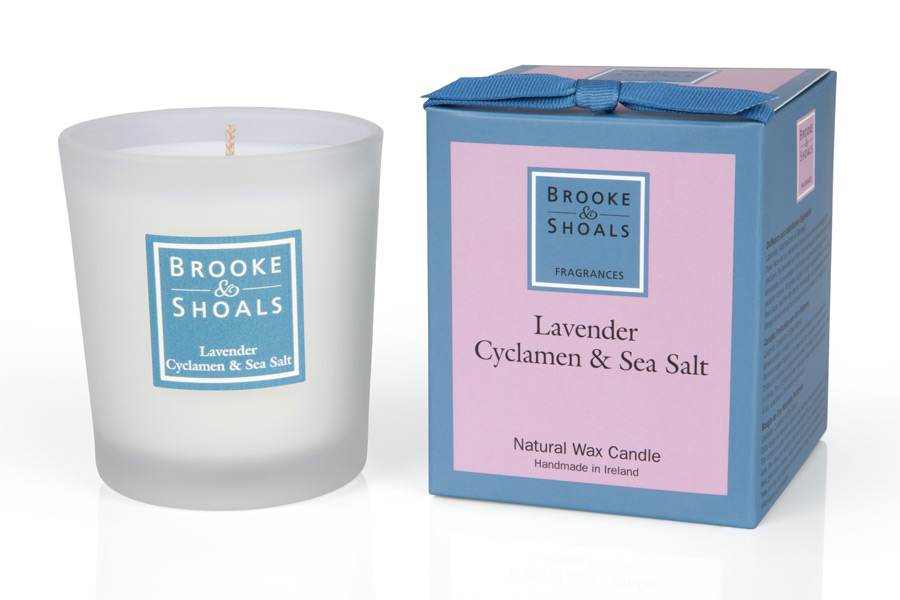Brooke & Shoals Duftkerze Lavendel, Alpenveilchen & Meersalz Standardgröße RC im Levinia Maria e-Shop online kaufen