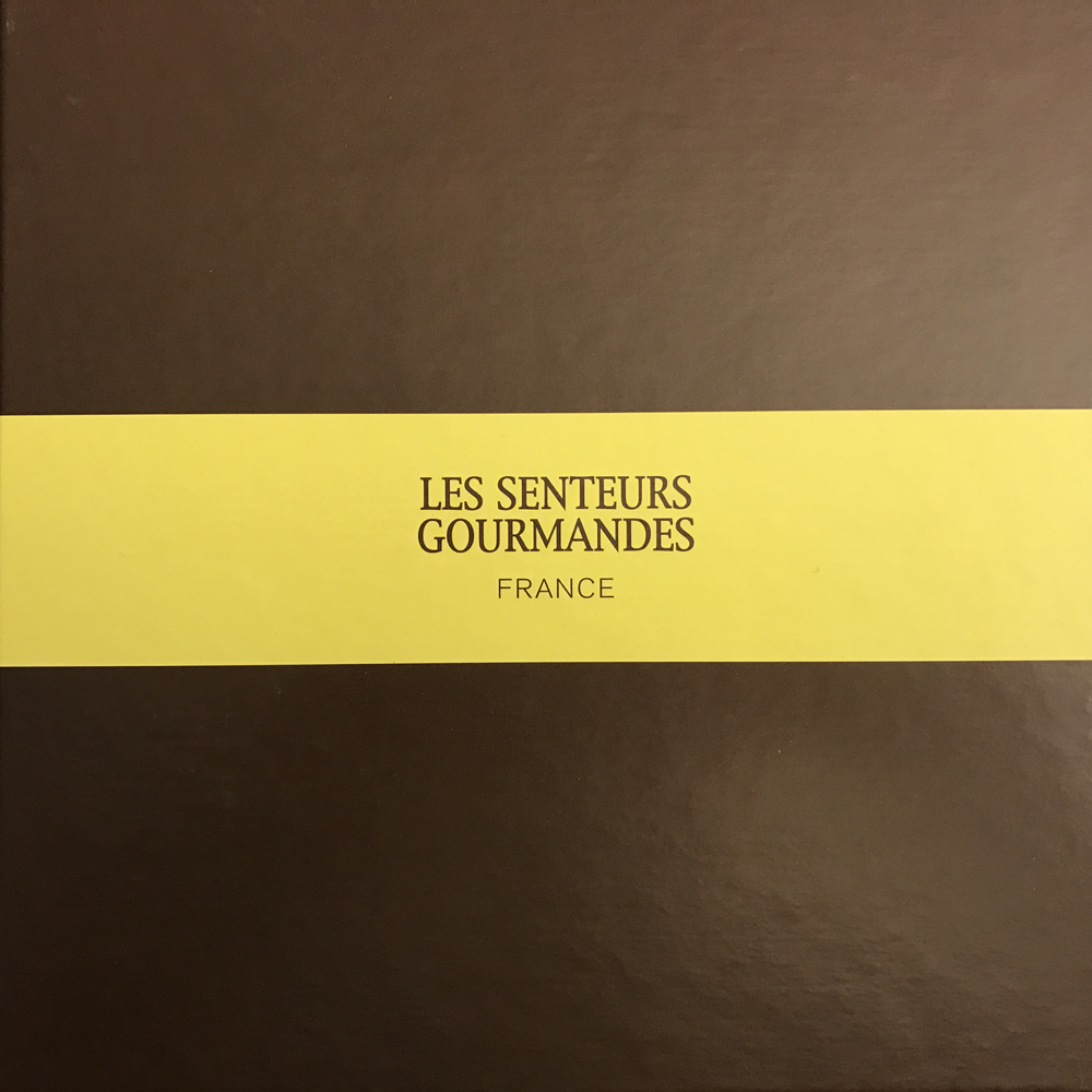 LES SENTEURS GOURMANDES Eau de Parfum Geschenkbox Logo im Levinia Maria e-Shop online kaufen